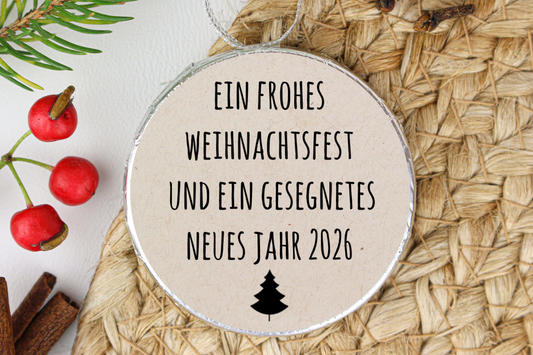 Köstliche Schokotaler als liebevoller Christbaumbehang mit der Aufschrift: Ein frohes Weihnachtfest und ein gesegnetes neues Jahr