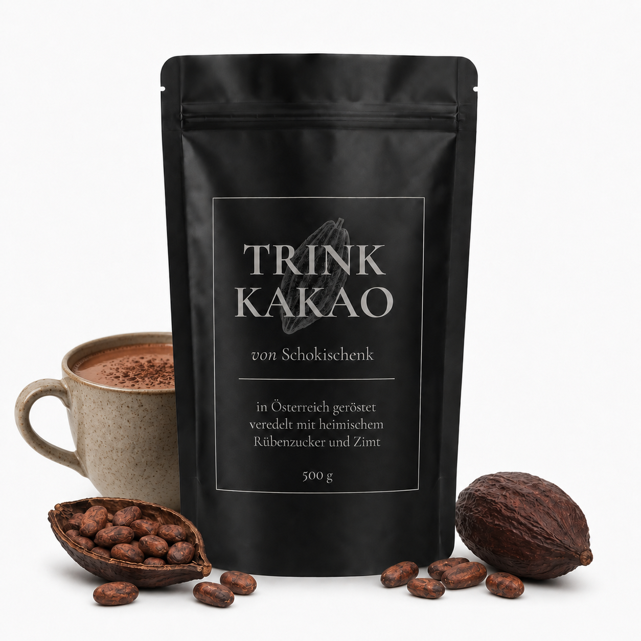Schokischenk Trinkkakao im schwarzen 500-g-Beutel neben einer Tasse Kakao und Kakaobohnen