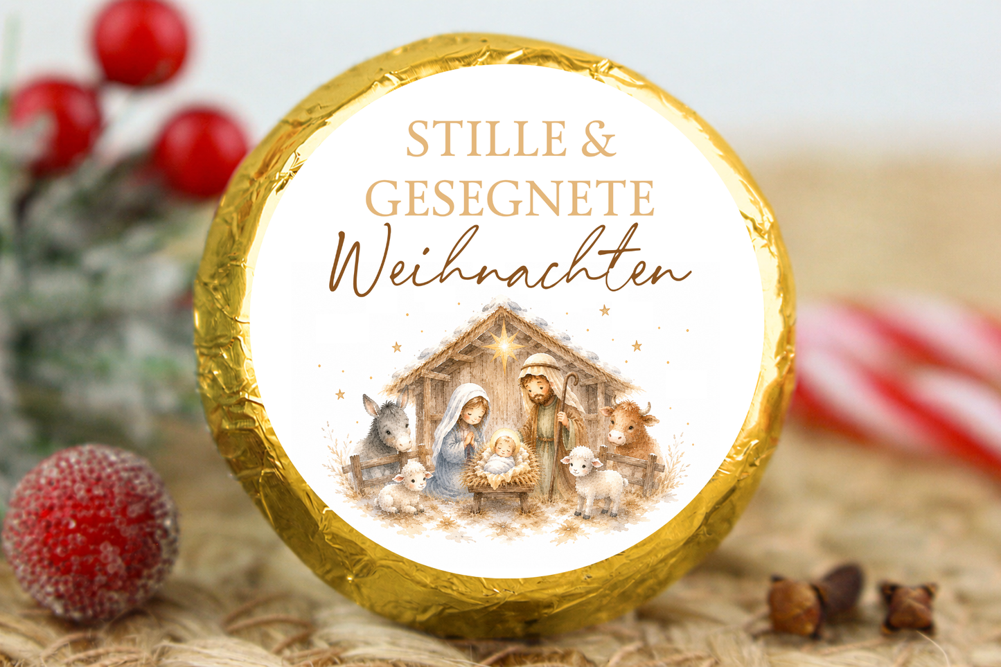 Gold verpackter Schokotaler mit Weihnachtskrippe und Aufschrift „Stille & gesegnete Weihnachten“