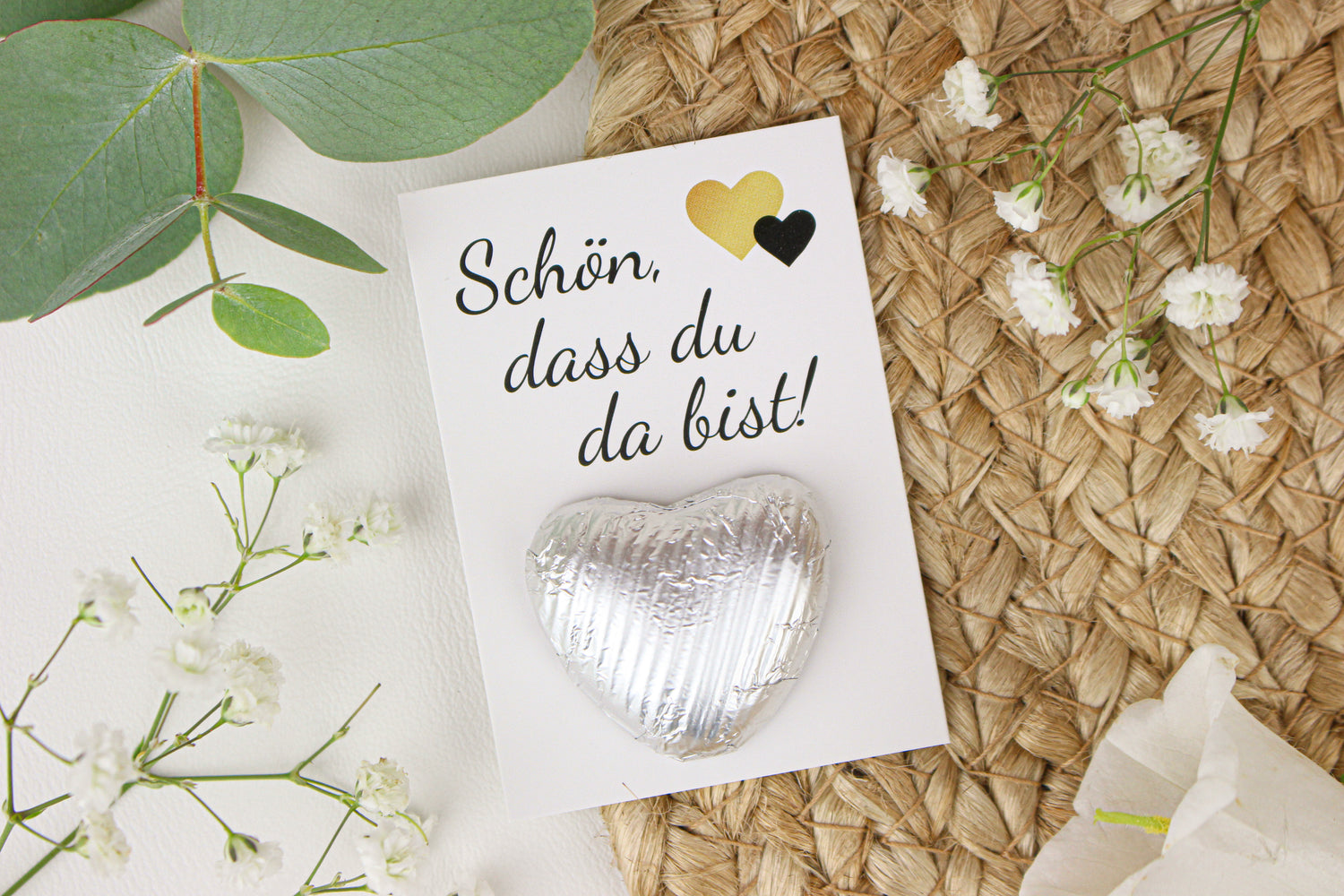 Schokolade mit der Aufschrift Schön,, dass du da bist - Schokokarte mit Herz, perfekt als Tischdekoration für Hochzeiten