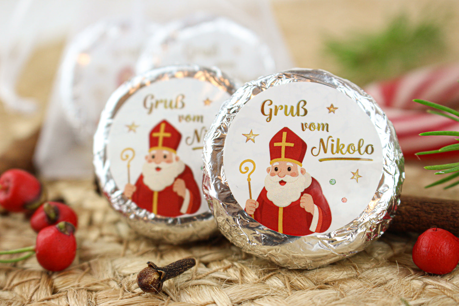 Kleines Geschenk zum Nikolo, Schokolade aus Österreich mit der Aufschrift Gruß vom Nikolo