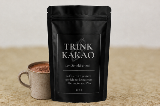 Tasse mit heißem Trinkkakao von Schokischenk, zubereitet aus österreichisch geröstetem Kakao