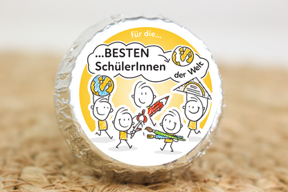 Silber verpackter Schokotaler mit Strichmännchen und Schulmotiven sowie Aufschrift „Für die besten SchülerInnen der Welt“