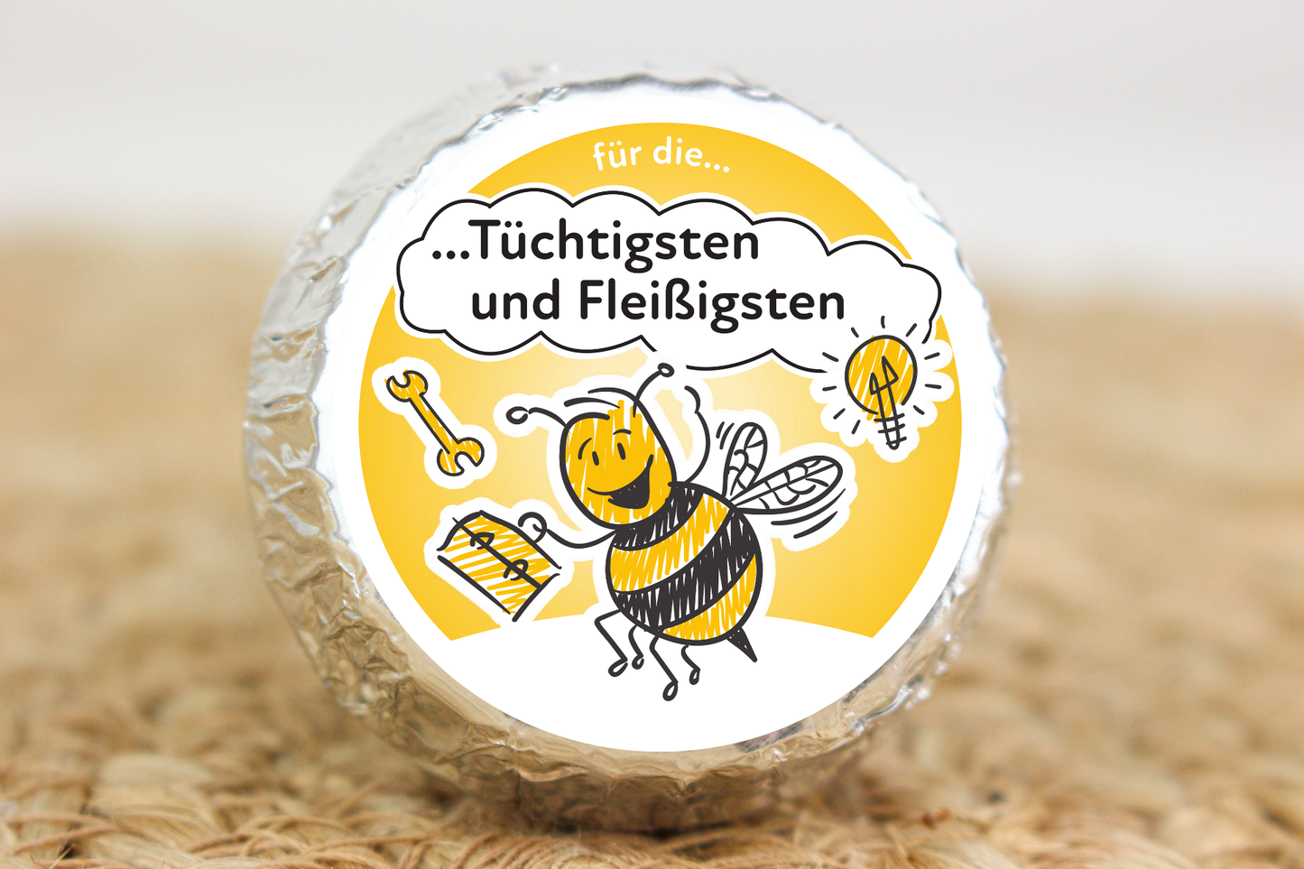 Silber verpackter Schokotaler mit fleißiger Biene und Aufschrift „Für die Tüchtigsten und Fleißigsten“